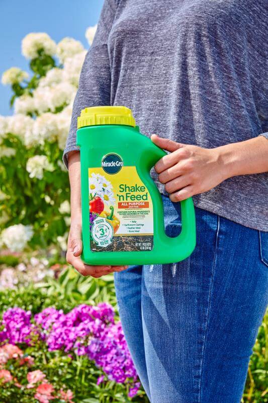 Miracle-Gro® Shake 'n Feed® All Purpose Plant Food - Image 3