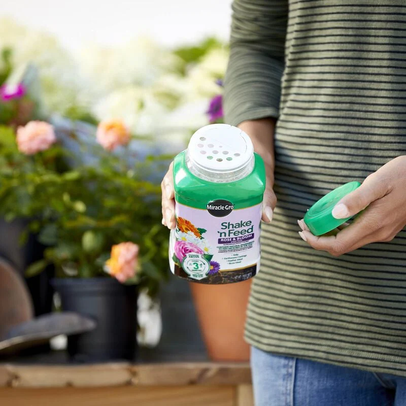 Miracle-Gro® Shake 'n Feed® Rose & Bloom Plant Food - Image 7