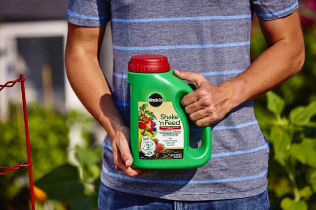 Miracle-Gro® Shake 'n Feed® Tomato, Fruit & Vegetable Plant Food - Image 4