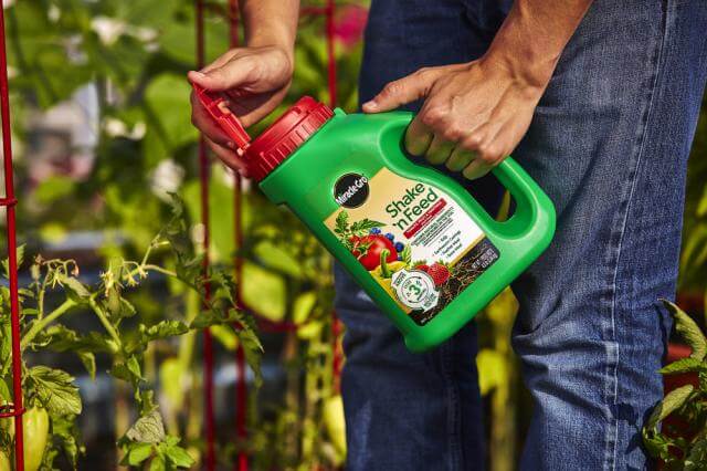 Miracle-Gro® Shake 'n Feed® Tomato, Fruit & Vegetable Plant Food - Image 5