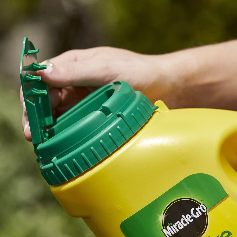 Scott's Miracle-Gro Miracle-Gro® Shake 'N Feed All Purpose Plant Food Plus Weed Preventer₁ - Image 4