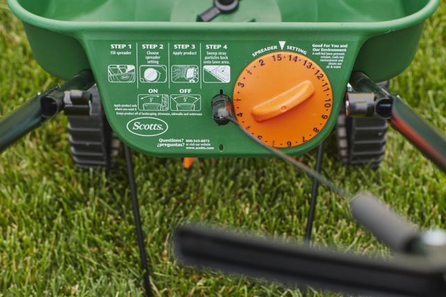 Scotts® Turf Builder® Edgeguard® Mini Broadcast Spreader - Image 3